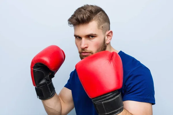 Junger Kaukasischer Mann Trägt Boxhandschuhe — Stockfoto