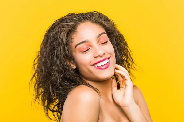 Close Van Een Jonge Afro Amerikaanse Mooie Make Vrouw Poseren — Stockfoto