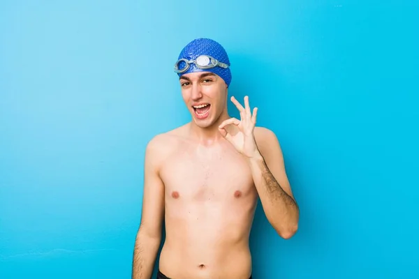 Joven Nadador Guiña Ojo Sostiene Buen Gesto Con Mano — Foto de Stock