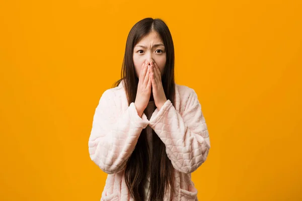 Joven Mujer China Pijama Asustada Asustada —  Fotos de Stock
