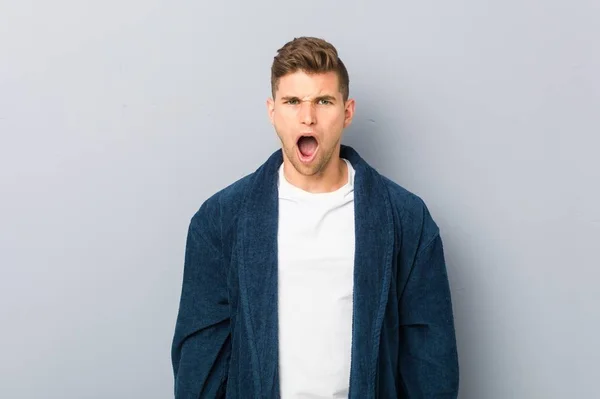 Junge Kaukasische Mann Trägt Pyjama Schreit Sehr Wütend Und Aggressiv — Stockfoto