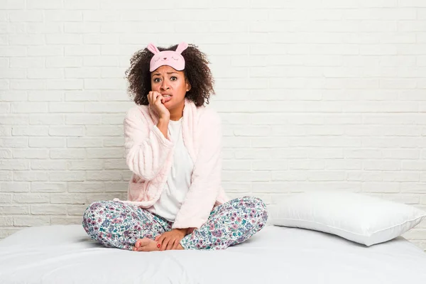 Молодая Африканская Американка Постели Пижаме Грызет Ногти Нервничает Беспокоится — стоковое фото