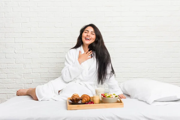 Jonge Bochtige Vrouw Het Nemen Van Een Ontbijt Het Bed — Stockfoto