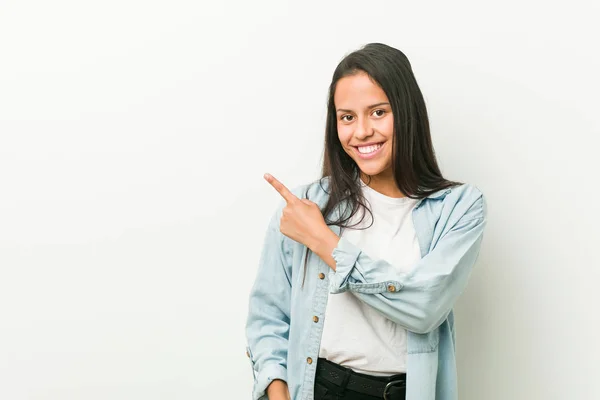Jonge Spaanse Vrouw Glimlachend Terzijde Wijzend Iets Tonend Lege Ruimte — Stockfoto