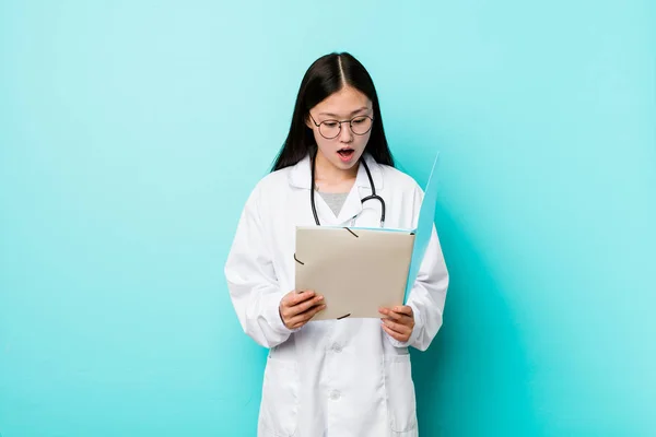 Joven Asiática Médico Mujer Holding Carpeta —  Fotos de Stock