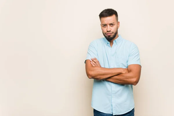 Jonge Zuid Aziatische Man Fronsend Gezicht Ongenoegen Houdt Armen Gevouwen — Stockfoto