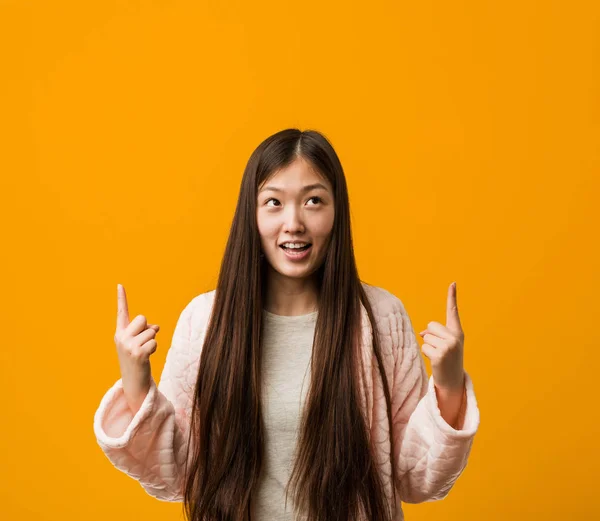 Junge Chinesin Pyjama Zeigt Mit Beiden Vorderfingern Nach Oben Und — Stockfoto