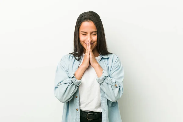 Fiatal Spanyol Kéz Kézben Imádkozni Közel Száj Úgy Érzi Magabiztos — Stock Fotó