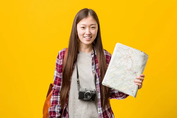 Jovem Mulher Asiática Segurando Mapa Feliz Sorridente Alegre — Fotografia de Stock