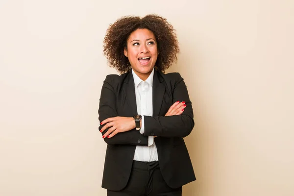 Jonge Afro Amerikaanse Zakenvrouw Lacht Vol Vertrouwen Met Gekruiste Armen — Stockfoto