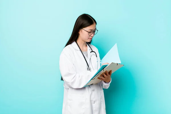 Unga Asiatiska Läkare Kvinna Som Håller Mapp — Stockfoto
