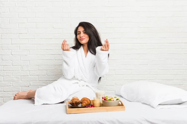 Jonge Bochtige Vrouw Neemt Een Ontbijt Het Bed Waaruit Blijkt — Stockfoto