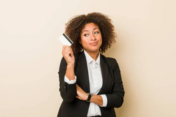 Mujer Afroamericana Joven Sosteniendo Una Tarjeta Crédito Mirando Hacia Los —  Fotos de Stock