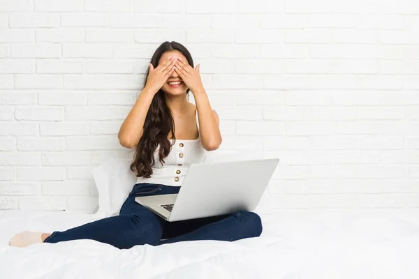 Jonge Arabische Vrouw Werkt Met Haar Laptop Het Bed Dekt — Stockfoto