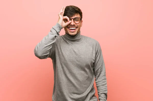 Mladý Chytrý Student Muž Vzrušený Udržet Gesto Oko — Stock fotografie