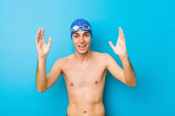 Młody Pływak Otrzymuje Miłą Niespodziankę Podekscytowany Podnoszące Ręce — Zdjęcie stockowe
