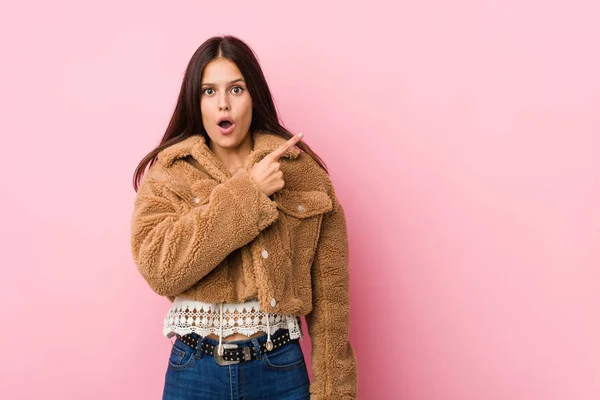 Joven Linda Mujer Señalando Lado —  Fotos de Stock