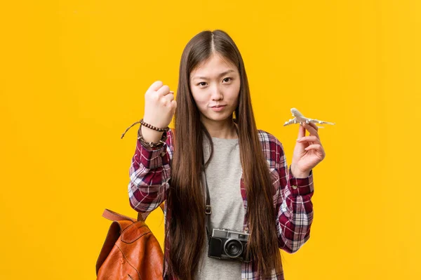 Jovem Mulher Asiática Segurando Ícone Avião Mostrando Punho Para Câmera — Fotografia de Stock