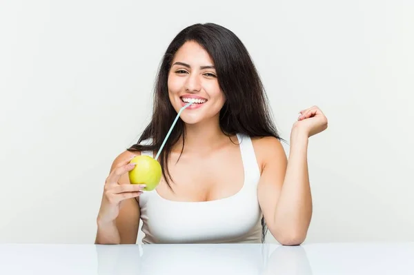 Junge Hispanische Frau Trinkt Apfelsaft Mit Strohhalm — Stockfoto