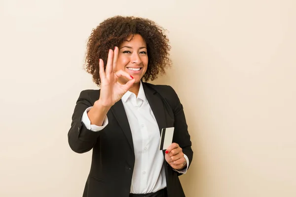 Jeune Femme Afro Américaine Tenant Une Carte Crédit Joyeuse Confiante — Photo