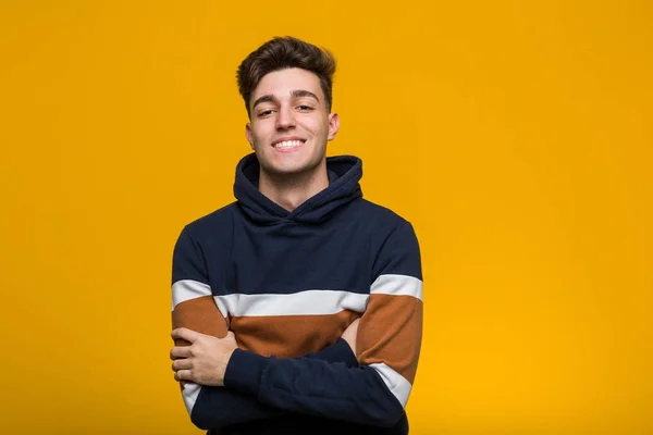 Jonge Coole Man Draagt Een Hoodie Lachen Plezier Hebben — Stockfoto