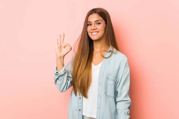 Jovem Mulher Magra Alegre Confiante Mostrando Gesto — Fotografia de Stock