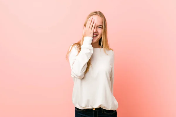 Ung Blond Tenåringskvinne Som Morer Seg Med Dekke Halve Ansiktet – stockfoto