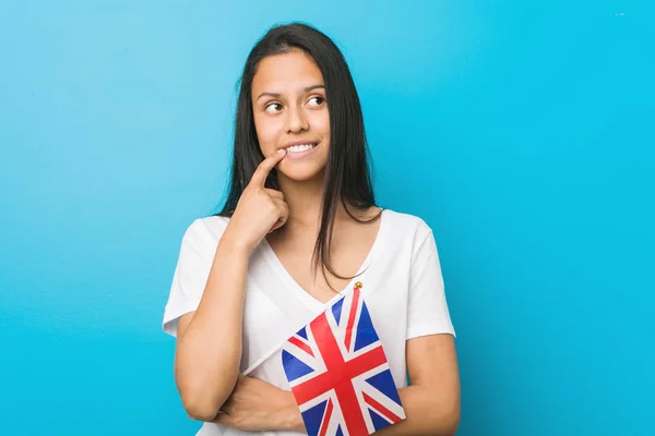 Jovem Hispânica Segurando Uma Bandeira Reino Unido Relaxado Pensando Algo — Fotografia de Stock