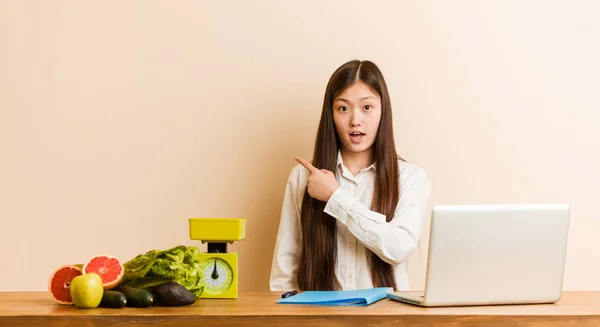 Jeune Femme Chinoise Nutritionniste Travaillant Avec Son Ordinateur Portable Pointant — Photo