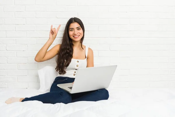 Jonge Arabische Vrouw Werkt Met Haar Laptop Het Bed Met — Stockfoto