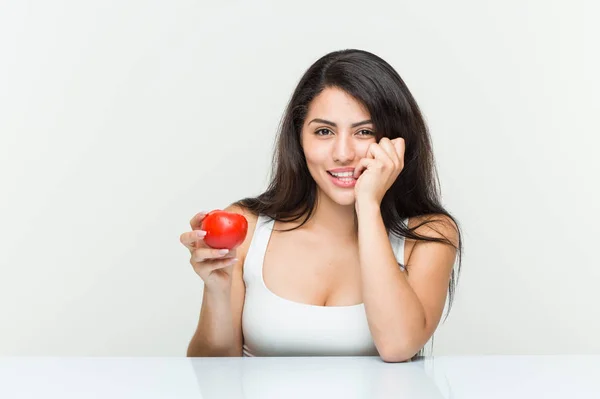 Mujer Hispana Joven Sosteniendo Tomate Mordiéndose Las Uñas Nerviosa Muy —  Fotos de Stock