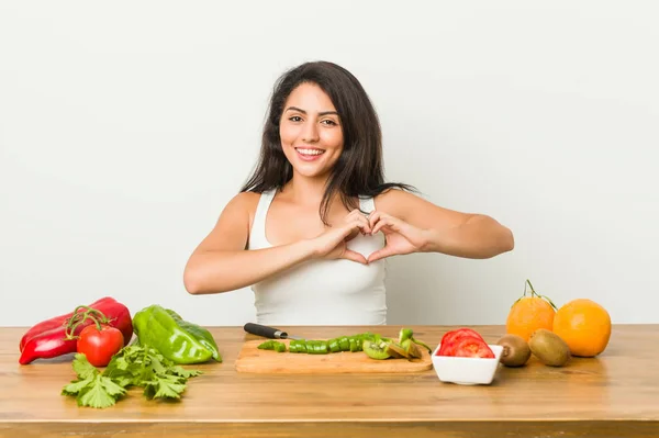 Fiatal Görbe Készít Egy Egészséges Étkezés Mosolygós Mutató Szív Alakú — Stock Fotó