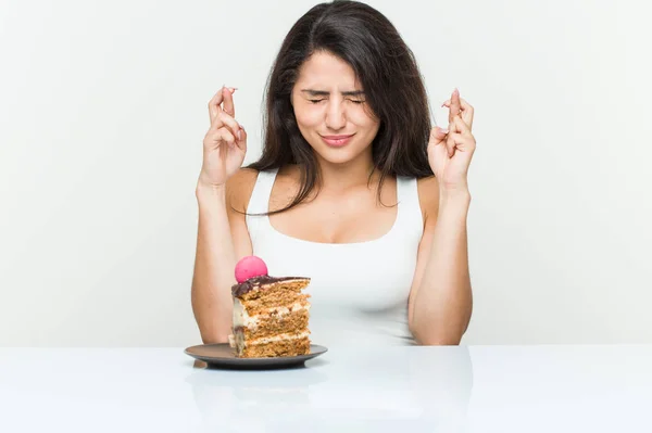 Ung Latinamerikansk Kvinna Äter Tårta Korsande Fingrar För Att Tur — Stockfoto