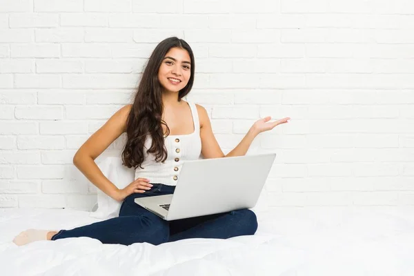 Jonge Arabische Vrouw Werkt Met Haar Laptop Het Bed Met — Stockfoto