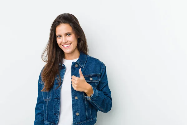 Jovem Mulher Bonita Sorrindo Levantando Polegar Para Cima — Fotografia de Stock