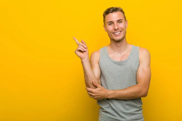 Giovane Uomo Sportivo Caucasico Sorridente Allegramente Indicando Con Indice Distanza — Foto Stock