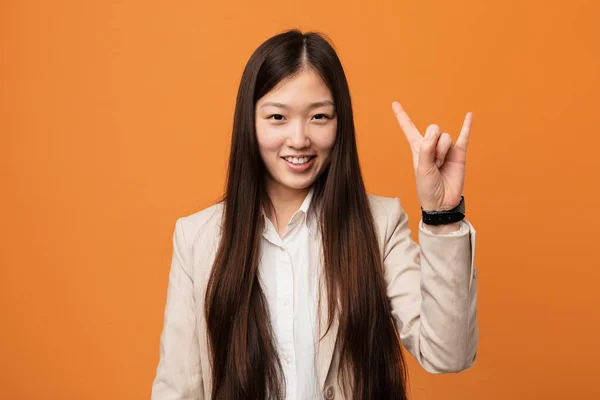 Junge Business Chinesin Zeigt Hörner Geste Als Revolutionskonzept — Stockfoto