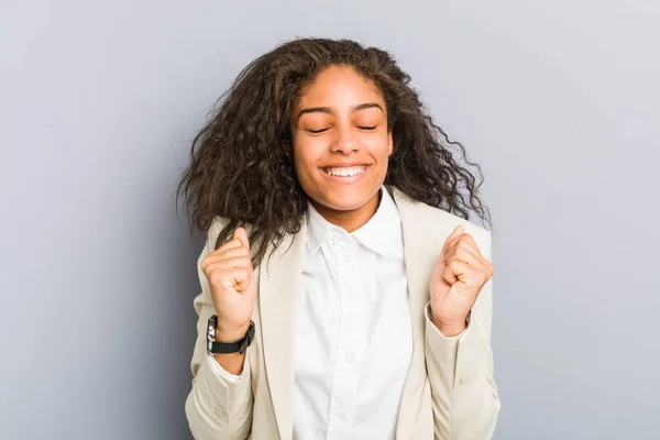 若いアフリカ系アメリカ人のビジネス女性が拳を上げ 幸せと成功を感じています 勝利のコンセプト — ストック写真