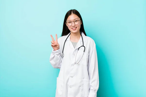 Mladý Čínský Lékař Žena Ukazuje Vítězství Znamení Široce Usmívá — Stock fotografie