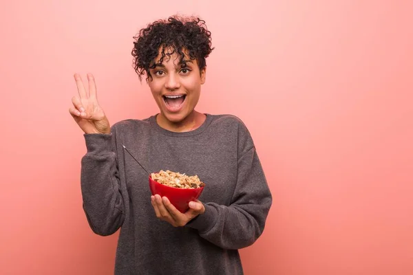 Jonge Afro Amerikaanse Vrouw Met Een Cornflakes Schaal Met Nummer — Stockfoto