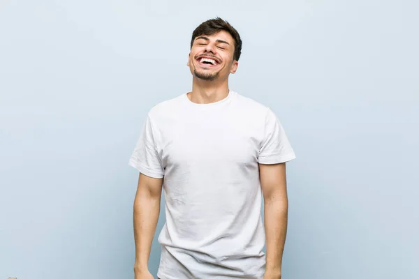 Joven Hombre Caucásico Vistiendo Una Camiseta Blanca Relajado Feliz Riendo —  Fotos de Stock