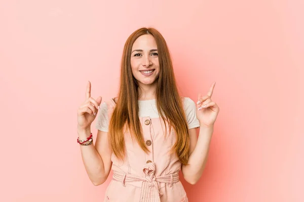 Jovem Mulher Gengibre Com Sardas Indica Com Ambos Dedos Dianteiros — Fotografia de Stock