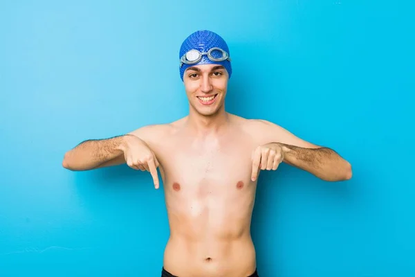 Junger Schwimmer Zeigt Mit Den Fingern Nach Unten Positives Gefühl — Stockfoto