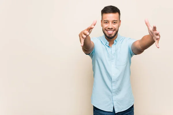 Joven Sur Asiático Hombre Siente Seguro Dar Abrazo Cámara — Foto de Stock