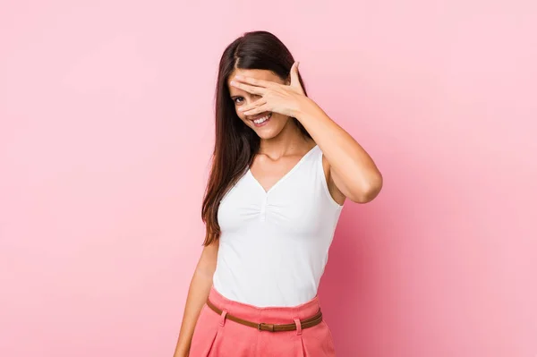 Jonge Leuke Vrouw Knipperen Camera Door Vingers Beschaamd Bedekking Gezicht — Stockfoto