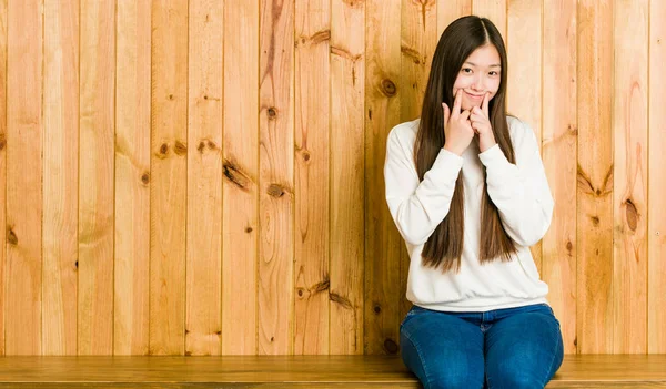 Joven Mujer China Sentada Lugar Madera Dudando Entre Dos Opciones —  Fotos de Stock