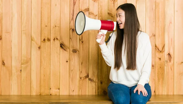 Jeune Femme Asiatique Assis Parlant Travers Mégaphone — Photo