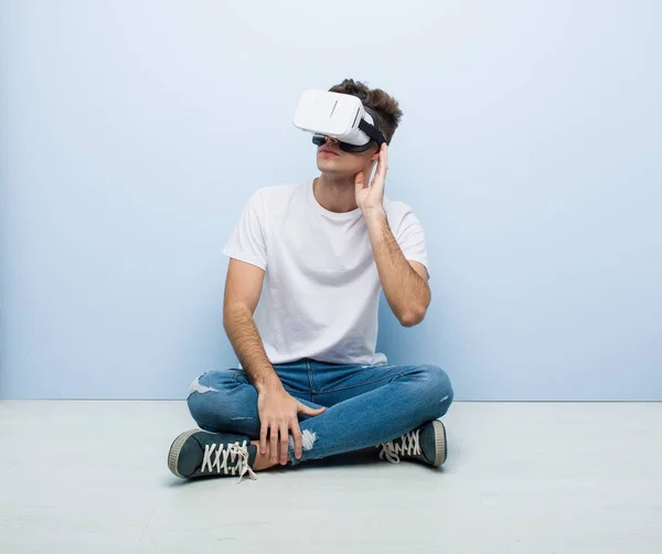 Adolescente Caucásico Hombre Usando Virtual Realidad Gafas Sentado Suelo —  Fotos de Stock