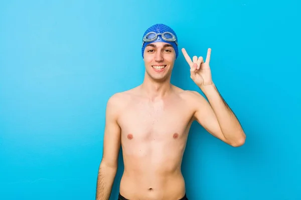 Młody Pływak Pokazuje Gest Rogów Jako Koncepcję Rewolucji — Zdjęcie stockowe