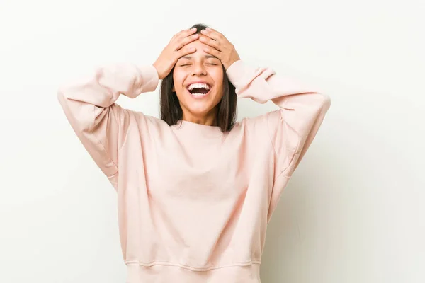 Giovane Donna Adolescente Ispanico Carino Ride Gioiosamente Tenendo Mani Sulla — Foto Stock